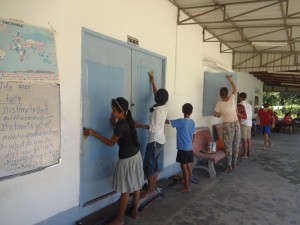 Koh Kong : ponçage des volets.