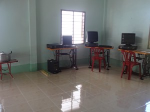 Koh Kong : installation des ordinateurs.