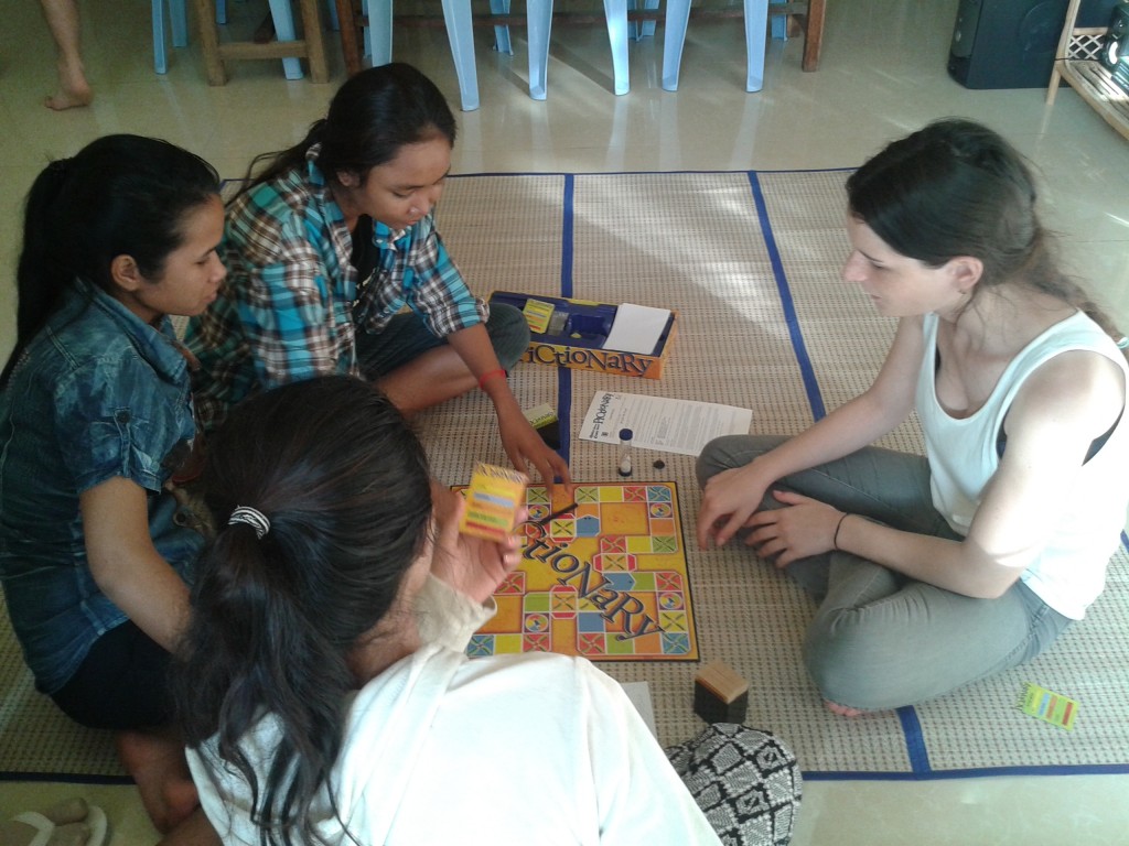 Jeu de société en anglais, avec Caroline, notre bénévole.