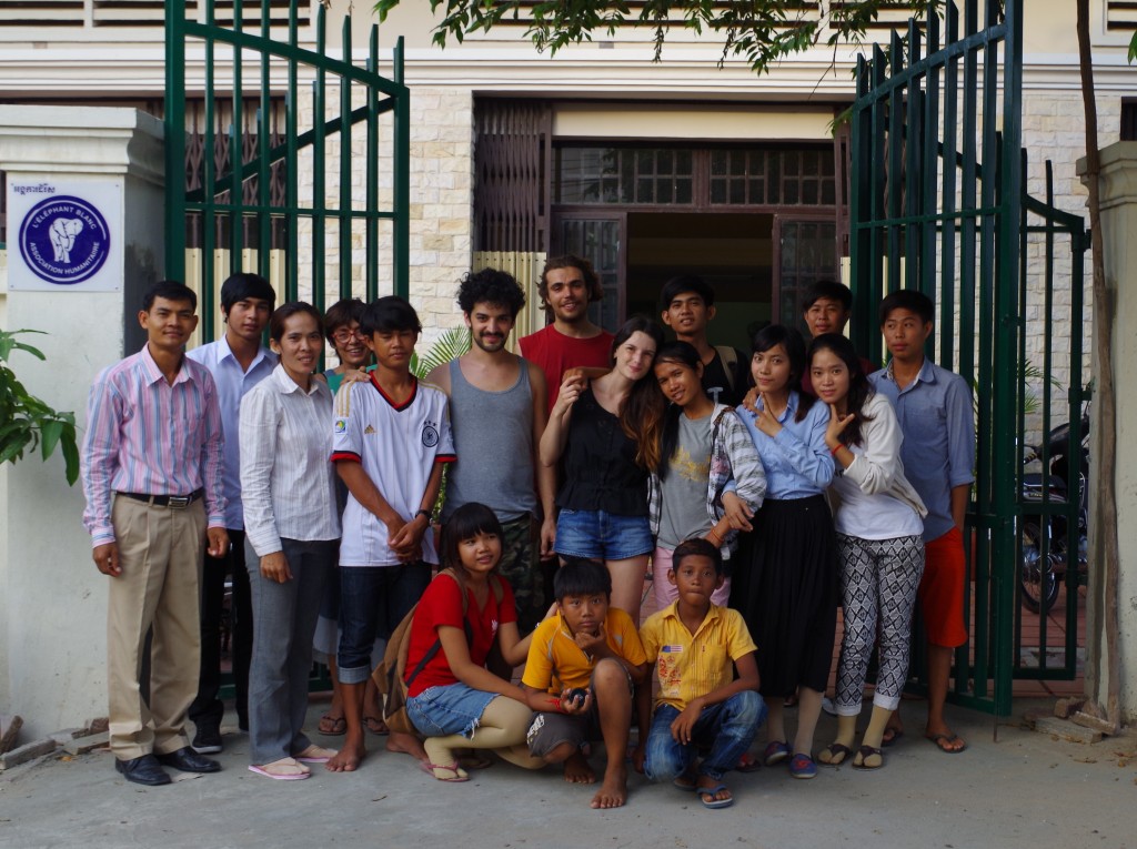 Photo de groupe devant l'Espace EB