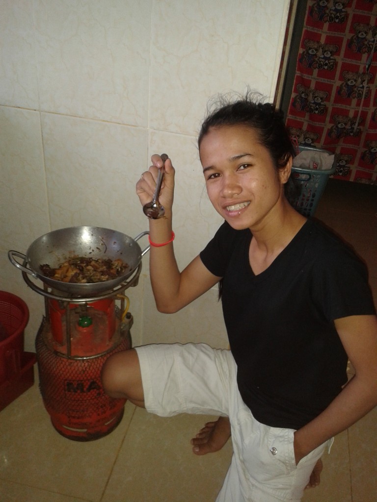 Ils apprennent à gérer leurs repas à la cambodgienne