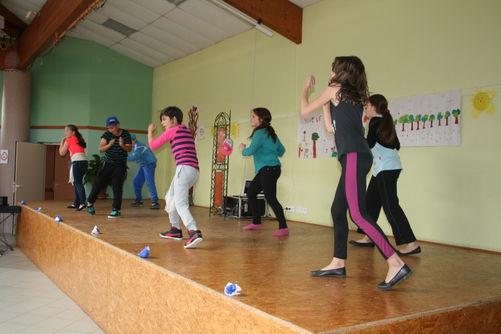 Danse par les enfants de Mongauzy