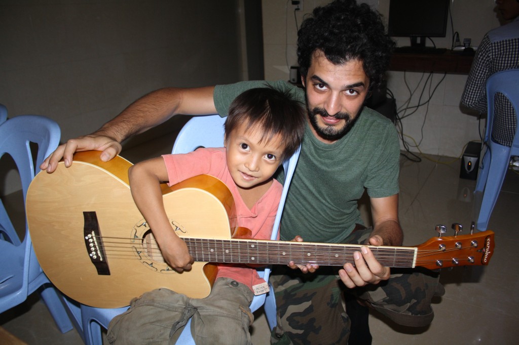 Sy apprenant la guitare avec Riccardo