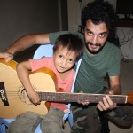 Sy apprenant la guitare avec Riccardo